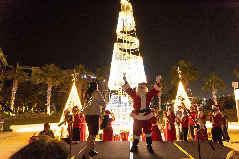 Festive Season Begins: Yas Plaza Hotels' 30-ft Tree Lighting